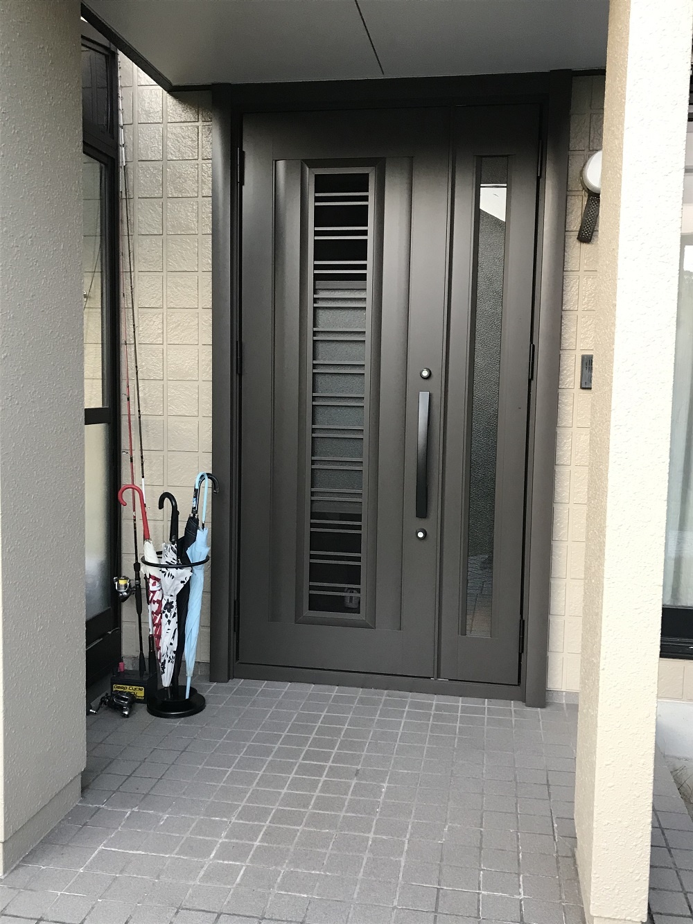 夏は終わったけど玄関ドアリフォームでニャンコ快適夏生活 現場レポート ココデリフォーム一宮店 東海店ブログ ネコデリフォーム部 Cocodereform By名東木材リフォーム部